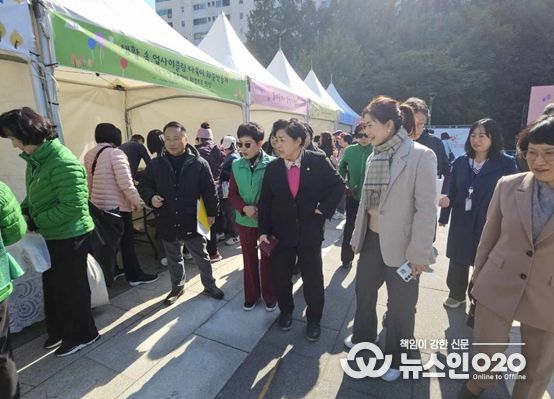 <구미경의원(베이지정장,체크목도리)가 행사에 참석하여 부스를 둘러보고 있다