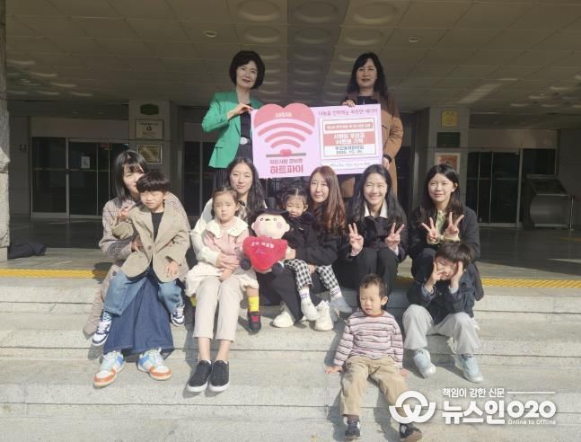 이경숙 복지정책과장(맨 뒷줄 오른쪽)이 김영숙 푸르미어린이집 원장으로부터 프리마켓 수익금을 기탁받고 기념촬영을 하고 있다.