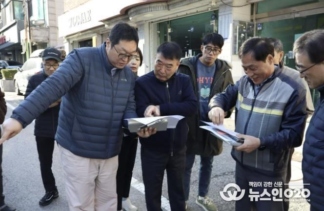황인섭 동안구청장이 28일 귀인동 학원가 먹자골목 포트홀 현장을 점검했다.