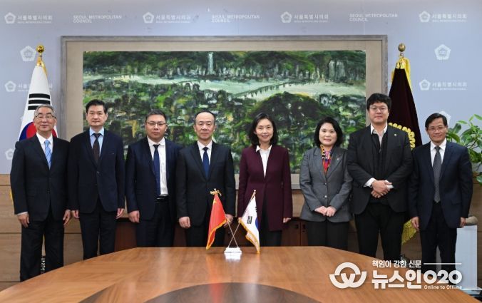 상하이인대 대표단과 면담 후 기념 촬영(좌측에서 다섯 번째 최호정 의장, 박춘선 의원(여섯번째), 김동욱 의원(일곱번째))