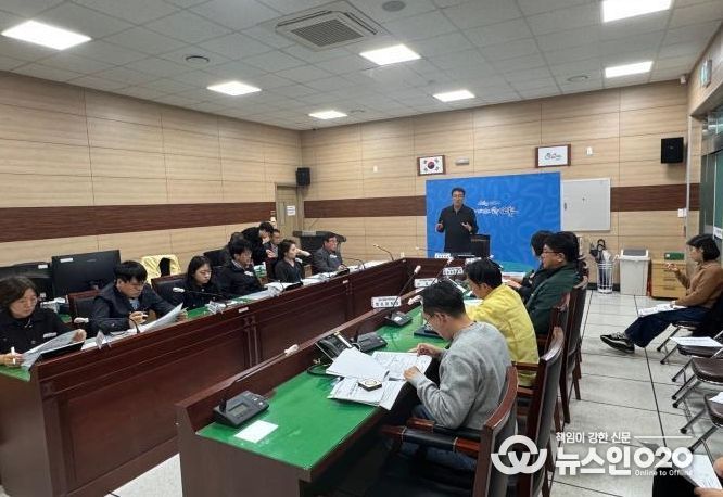 지난 28일 순천시와 소방서 등 유관기관 관계자들이 시청 재난안전상황실에서 '2025년 산불 대응 안전한국훈련' 실무회의를 진행하고 있다