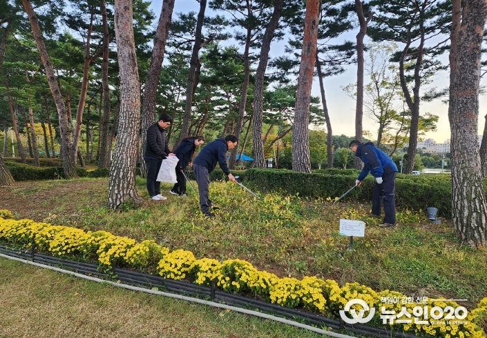 지난 28일 한전엠씨에스주식회사 순천지점 관계자들이 조례호수공원에서 환경정화활동을 하고 있다