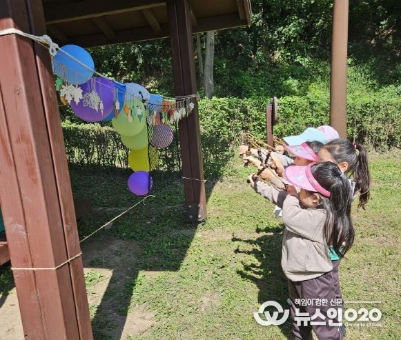 신대유아숲체험원에서 아이들이 놀이 체험을 하고 있다