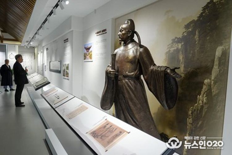 관람객들이 15일 최치원 기념관 내부를 둘러보고 있다. (사진/신화통신)