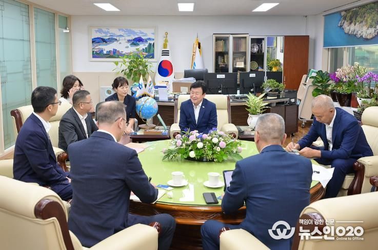 지난 9월 15일 정기명 여수시장이 중국 리수이시 인민정부 주화평 부시장과 간부 공무원들을 초청해 팸투어를 진행하고 리수이시 대표단의 2026여수세계섬박람회 참가를 요청하고 있다.