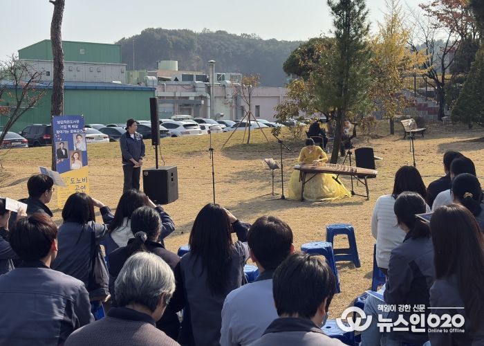 화성시립양감작은도서관이 31일 기업 근로자를 위한 찾아가는 문화공연을 운영하고 있다