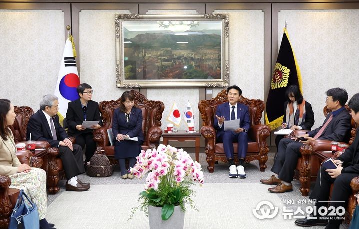 요코하마시의회 방문단을 환영하며 환담을 나누고 있는 김길영 시의원