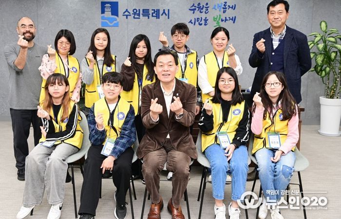 이재준 수원시장(앞줄 가운데)과 청개구리 기자단이 함께하고 있다.