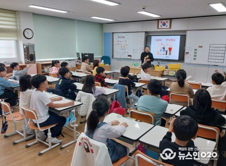 11월부터 12월까지 관내 초·중·고등학교 26개 ‘아토피·천식 안심학교’를 대상으로 알레르기질환 예방관리 교육을 추진한다.