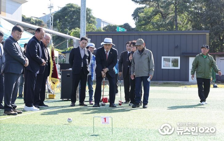 31일 이상익 함평군수가 게이트볼대회에서 축사를 하는 모습, 게이트볼 시타 모습