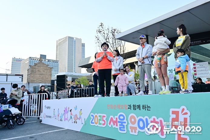 인사말 중인 김영옥 위원장