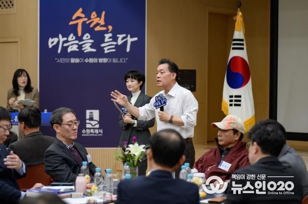 이재준 시장이 행궁동 새빛만남에서 이야기를 하고 있다.