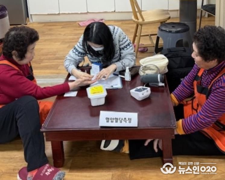 단원보건소 대부보건지소에서 대부도 경로당으로 찾아가는 이동 보건지소를 운영하고 있다.