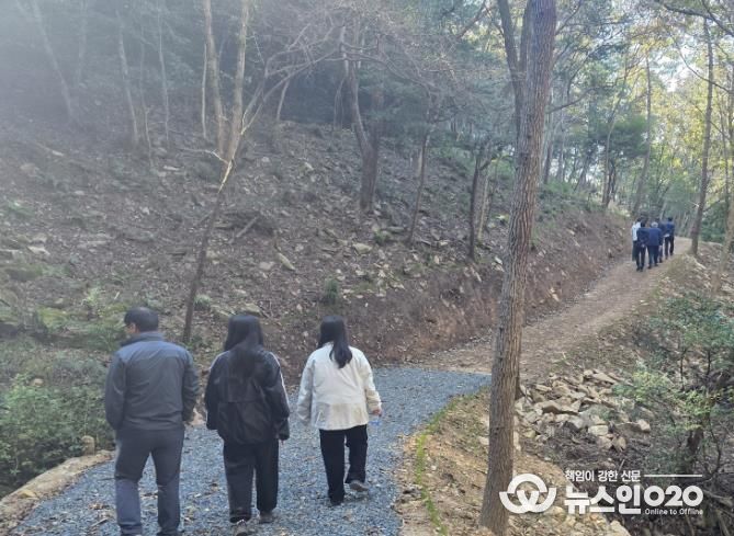 트레킹길을 즐기는 이용객들의 모습