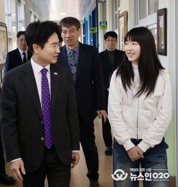 김대중 교육감이 6학년 조유경 학생에게 축하와 격려의 인사를 전하고 있다.