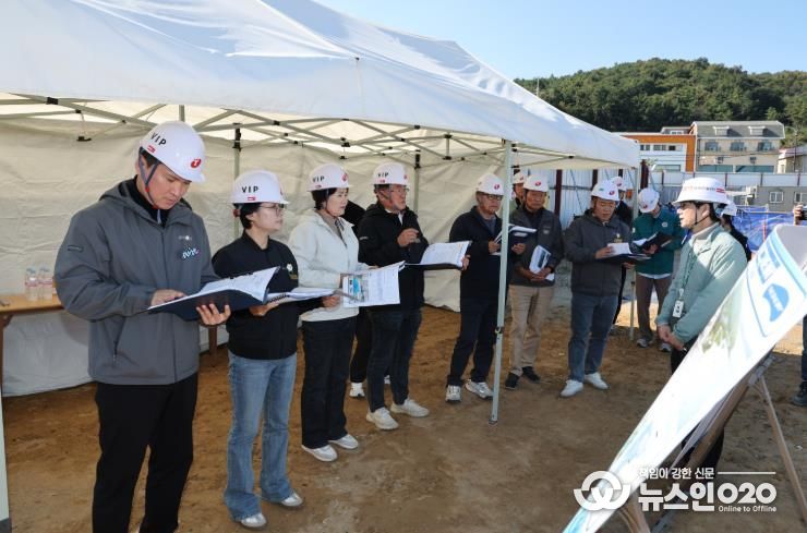 보성군 율포해양복합센터 공사 진행 사항을 점검하고 있다.