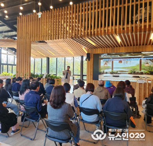 시민들이 정원워케이션센터에서 열린 ‘치유관광 미래전략 릴레이 특강’에 참석해 강연을 듣고 있다