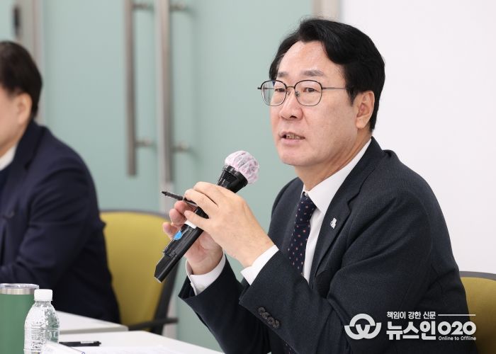 정명근 화성특례시장이 4일 화성특례시 AI 자문단 위촉식에서 발언하고 있다