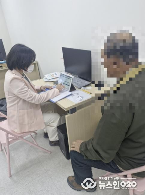 안산시 단원보건소 관계자가 4일 대부동 지역 주민을 대상으로 치매 선별검사를 진행하고 있다.