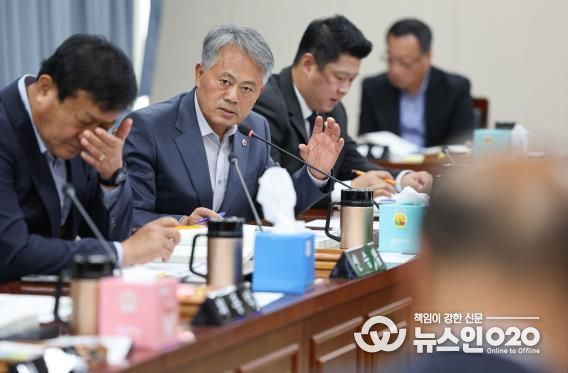 박성재 전남도의원이 농축산식품국 박현식 국장에게 질의하고 있다.