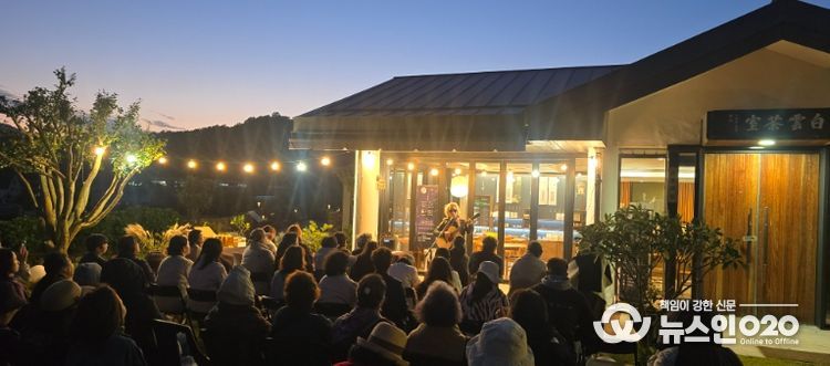 초대가수 이두헌이 ‘다정한 밤 콘서트’를 열고 있다.