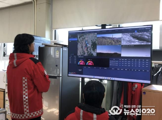 광명시 산불방지대책본부에서 실시간으로 송출되는 산불 감시 영상과 AI 복합진단 알고리즘 기술로 분석한 결과를 모니터링하고 있다.