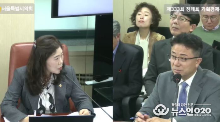 구미경 의원(왼쪽)이 경제실을 대상으로 행정사무감사에서 질의하고 있다.