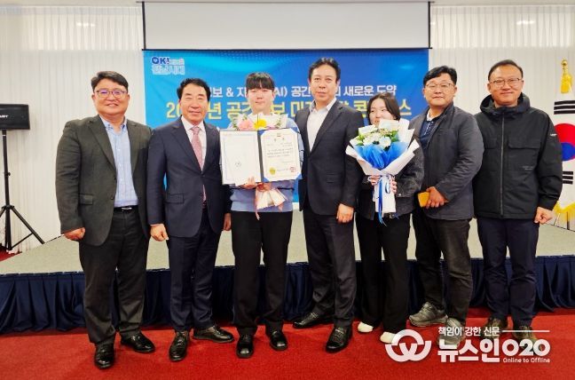 강진군이 ’2025년 공간정보 및 도로명주소 연구과제 경진대회‘에서 최우수상을 수상하고 기념촬영을 하고 있다.