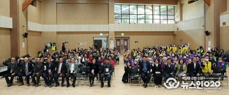나주시가 국립나주숲체원 대강당에서 ‘숲속치매안심학교’ 졸업식을 개최했다.
