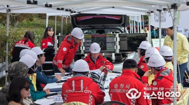 상사면 산불 대응 훈련 현장에서 안전한국훈련 현장통합지휘본부가 현장대응회의를 진행하고 있다