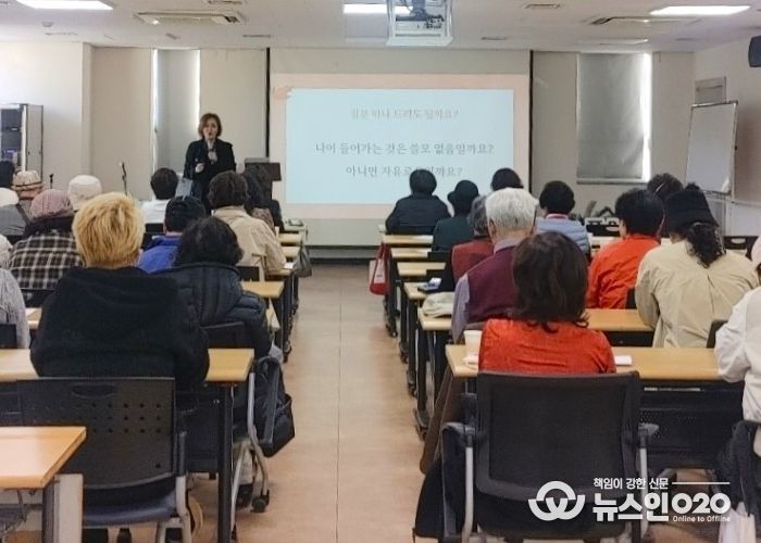 광명시 하안1동 주민자치회는 지난 5일 하안1동 행정복지센터에서 지역 주민 80여 명이 참석한 가운데 하반기 ‘힐링 인문학 특강’을 개최했다.