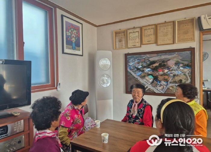 가전제품 구입비 지원으로 경로당에 새로 설치된 에어컨