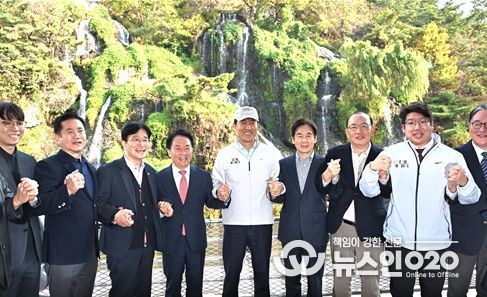 오세훈 서울시장이 6일(목) 서대문구 홍제동 일대에서 열린 '홍제폭포 북합문화센터 개관식'에서 참석자들과 기념사진을 촬영하고 있다.