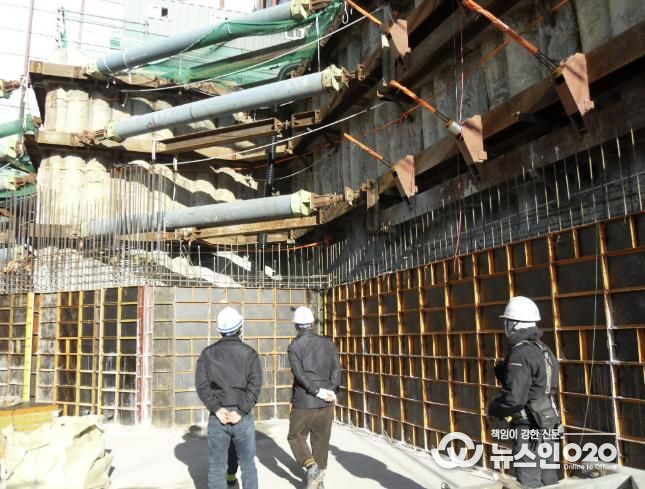 안전관리자문단이 6일 공사 현장을 돌아보며 안전관리 실태를 점검하고 있다.