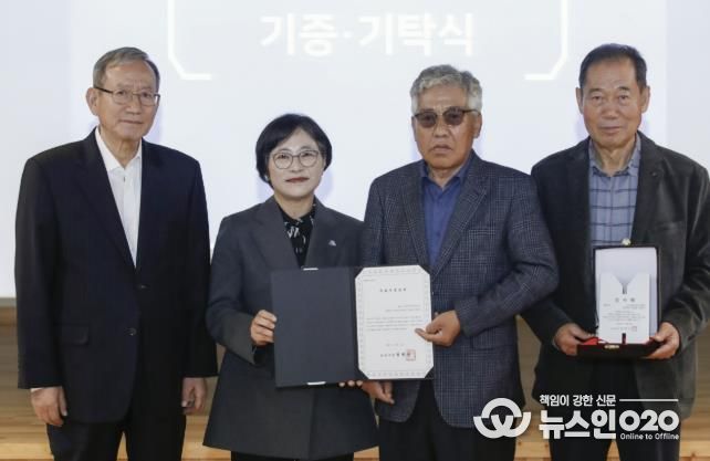 6일 열린 화성시역사박물관 제10회 기증 기탁의 날 기념행사에서 유물 기증자들이 기념촬영을 하고 있다