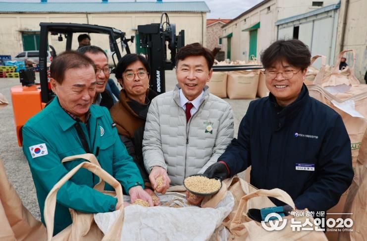 보성군이 오는 11일 겸백면을 시작으로 12개 읍면에서 2025년도 공공비축미곡 포대벼 매입을 본격 추진한다_전년도 수매 현장 모습