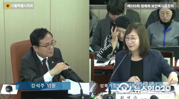강석주 시의원이 여성가족실 산하기관 행정사무감사에서 질의를 하고 있다.
