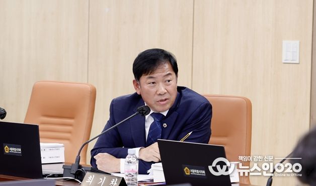 행정사무감사에서 질의하는 박승진 의원