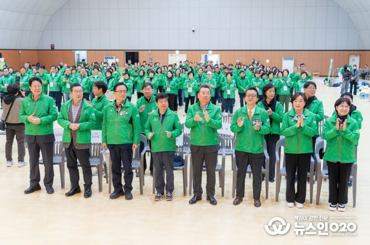 설명)8일 ‘새마을 한마음 수련대회’에 참석한 강남구의회 의원들(좌측에서 1번째 이호귀 의장, 좌측에서 4번째 이동호 운영위원장)