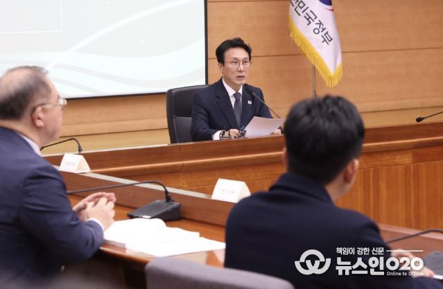 김민석 국무총리가 10일 세종대로 정부서울청사에서 열린 2050 탄소중립녹색성장위원회 제5차 전체회의를 주재하고 있다.