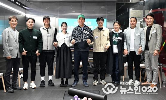 오세훈 서울시장이 10일(월) 영등포구 5호선 여의나루역 러너스테이션에서 열린 '지속가능한 러닝문화 조성을 위한 간담회' 참석자들과 기념사진을 촬영하고 있다.