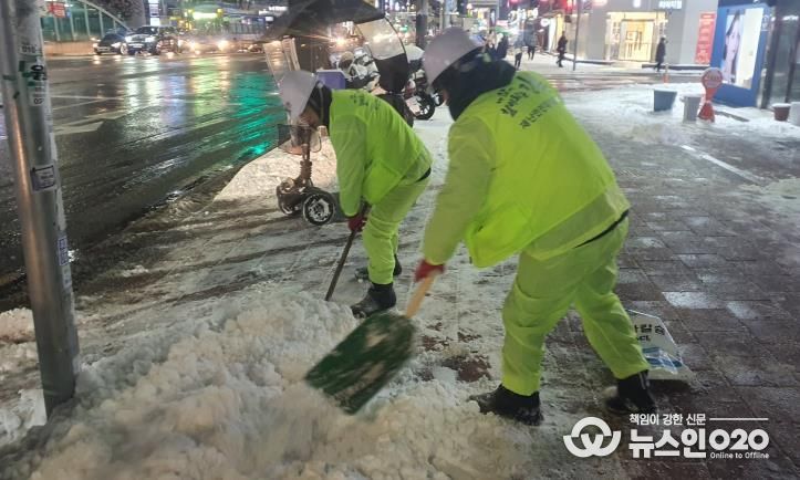 강북구 내 제설작업이 진행되고 있다.