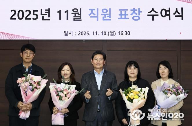 이상일 용인특례시장(가운데)은 10일 학습연구동아리 발표대회 수상자들에게 표창을 수여했다. (왼쪽부터 'The모임', '용인의푸른밤', '헬로용', '희로애락' 대표)