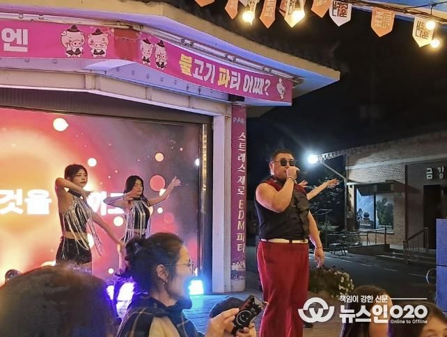 특별 초청가수 싸이버거가 공연하는 모습.