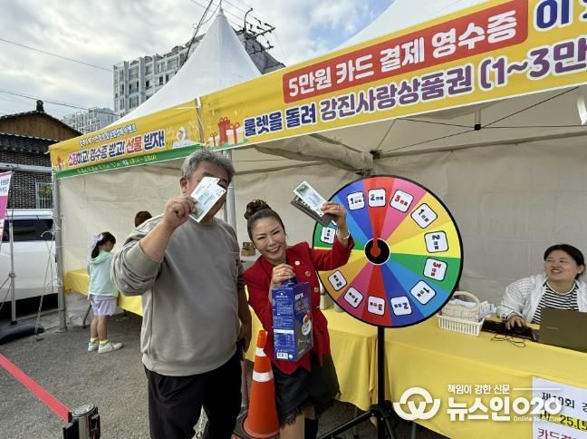 상권활성화 이벤트에 참여객 사진