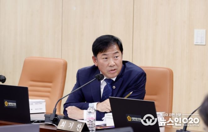 행정사무감사에서 질의하는 박승진 의원