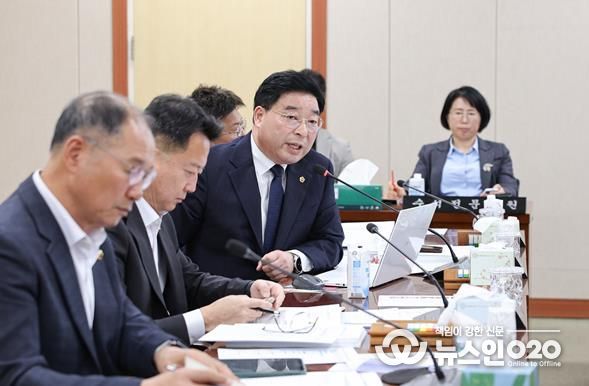 신민호 의원(순천6, 더불어민주당)이 일자리투자유치국장에게 질의를 하고있다.