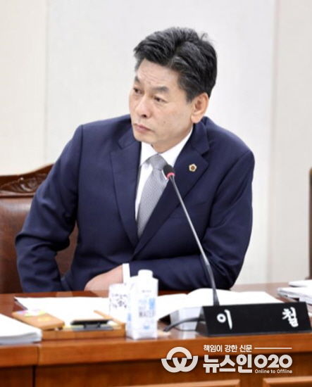 이철 부의장이 2025년 인재육성교육국 행정사무감사에서 질문하고 있다.