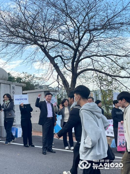 2025학년도 대학수학능력시험 당시 정기명 시장 수험생 응원 현장(여수충무고)
