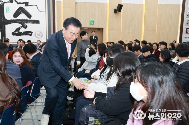 구복규 화순군수(화순장학회 이사장)가 참가 학생들과 인사하는 모습